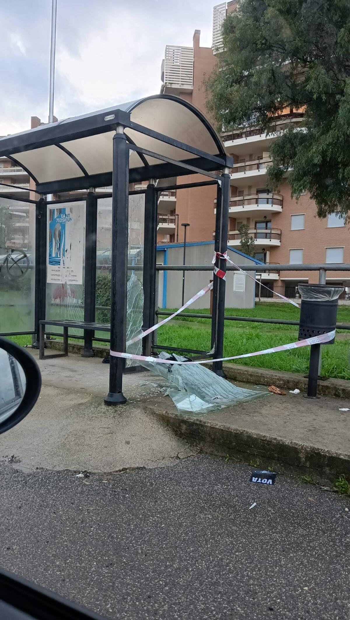 Aprilia - Vandalizzata la fermata del bus  di fronte al Meucci, "Nessuno la ripara da mesi" - 