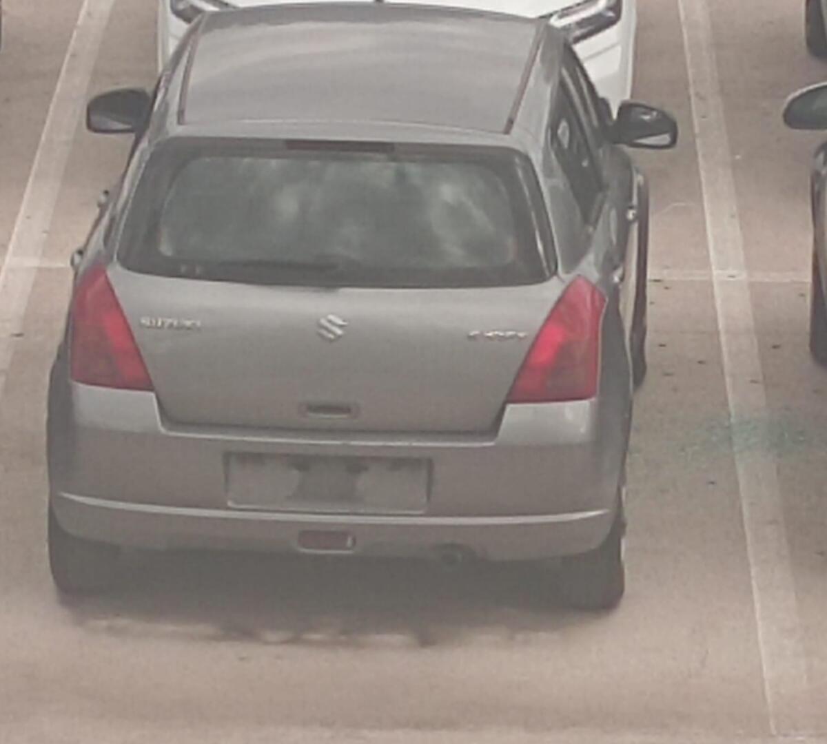 Aprilia - Auto abbandonata e vandalizzata, lasciata in strada da mesi: "Uno scempio, si intervenga" - 