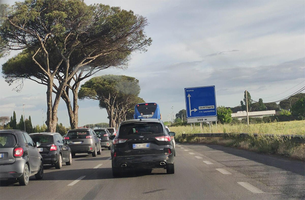 Pontina, furgone in panne manda in tilt la circolazione - 