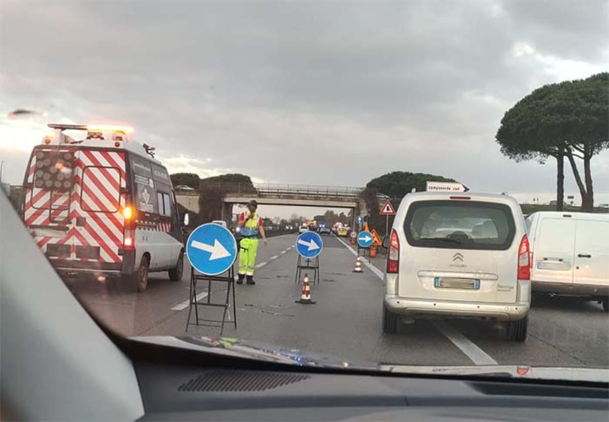 Lavori sulla Pontina, tra la rotatoria per la 156 dei Monti Lepini e lo svincolo per Campoverde. - 