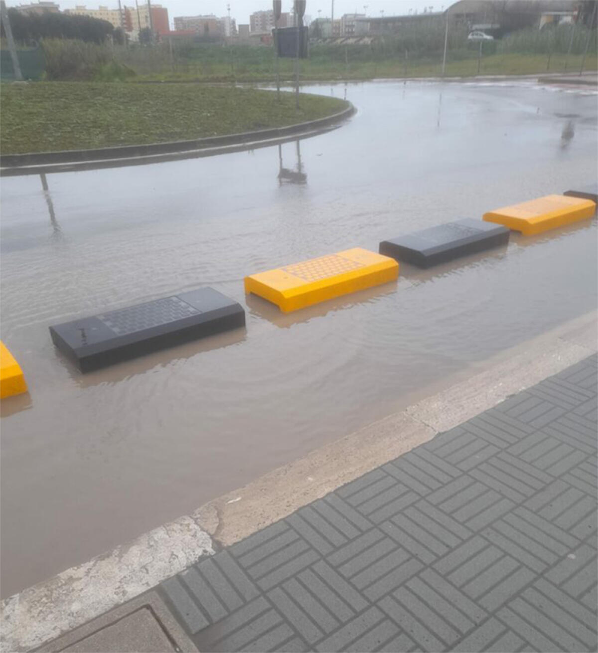 Aprilia - Via Carroceto si allaga, gli studenti in massa fanno fatica a raggiungere la scuola - 