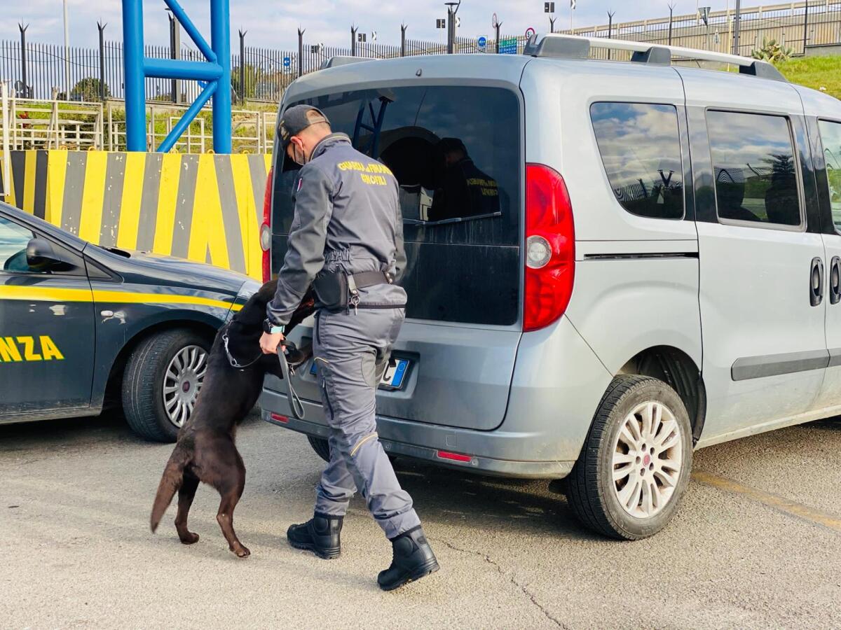 Tre chili di droga sequestrati dalla Guardia di Finanza del Comando Provinciale di Roma. Spacciatore in manette. - 
