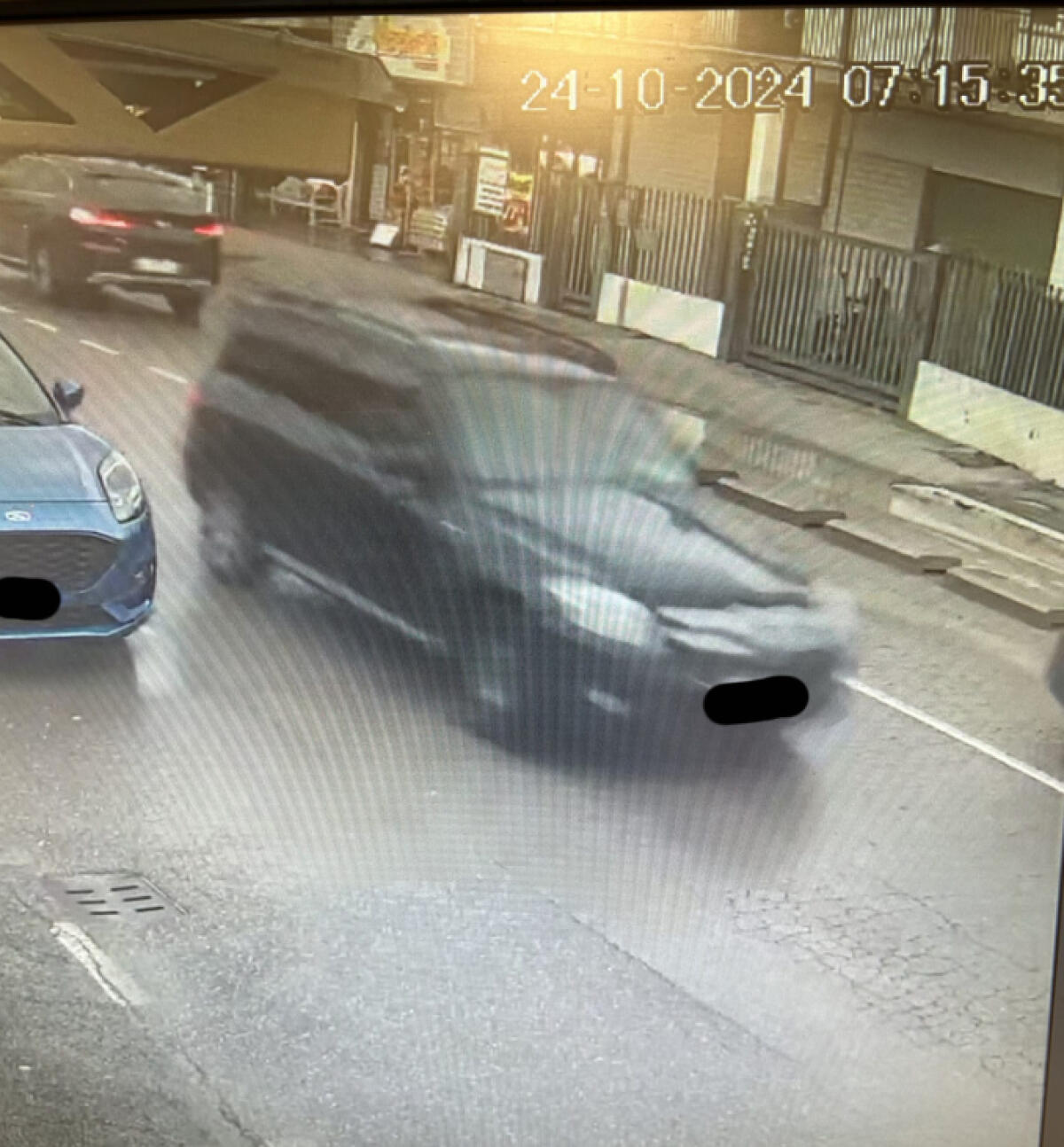 Aprilia - Tampona un'auto su via Toscanini e fugge via: è caccia a una Mercedes GLK nera - 