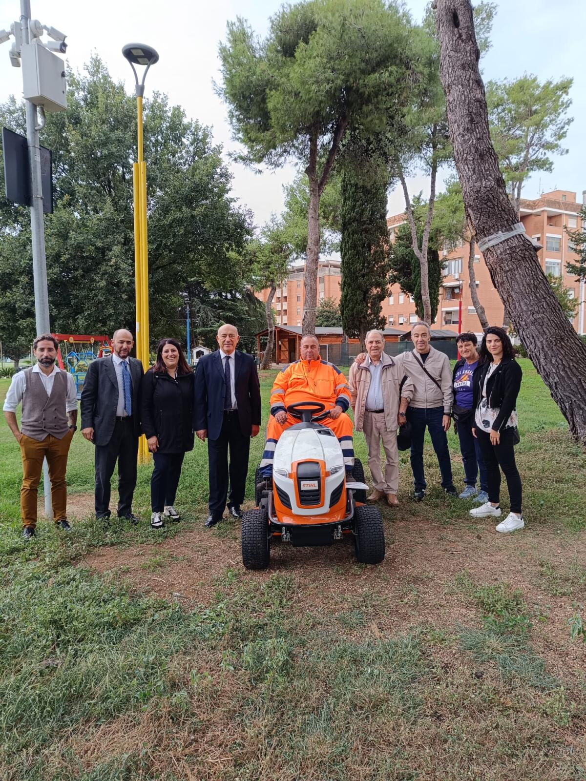 Aprilia - I volontari curano il verde e il commissario gli consegna un tagliaerba - 