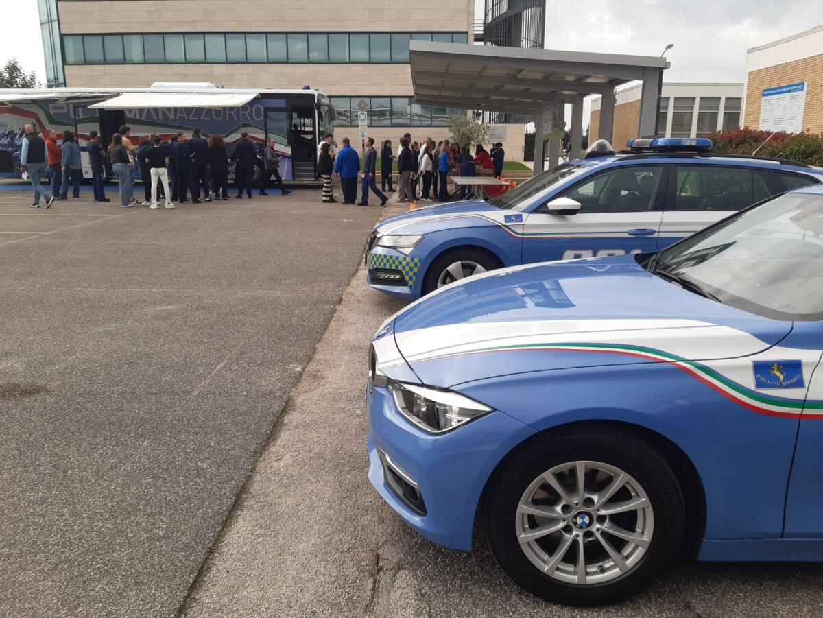 Il Pullman Azzurro della Polizia di Stato alla “Eu Safety Week” all’Abbvie di Campoverde, ad Aprilia. - 