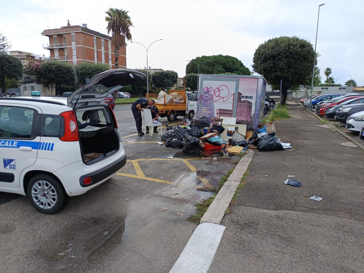 Abbandono di rifiuti a Terracina: controlli e sanzioni da parte della Polizia Locale. - 