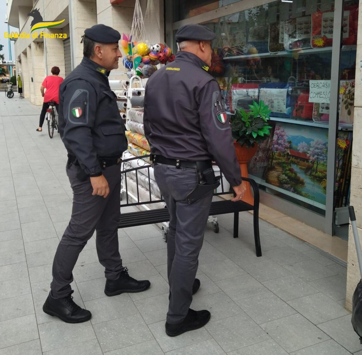 La Guardia di Finanza di Latina sequestra cibi, bevande e giocattoli pericolosi per i bambini - 