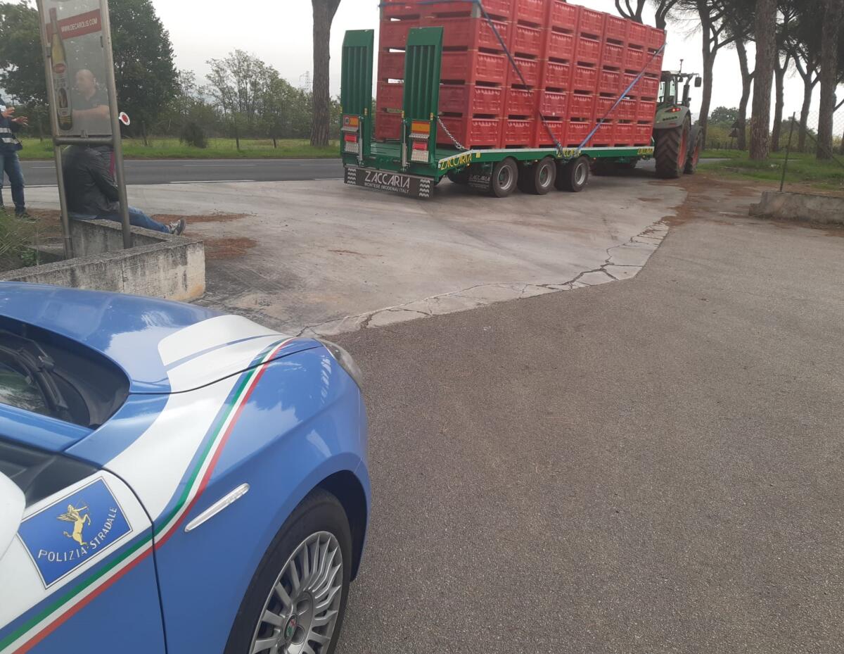 Rimorchio agricolo nuovo ma mai immatricolato: sequestrato dalla Stradale di Latina - 