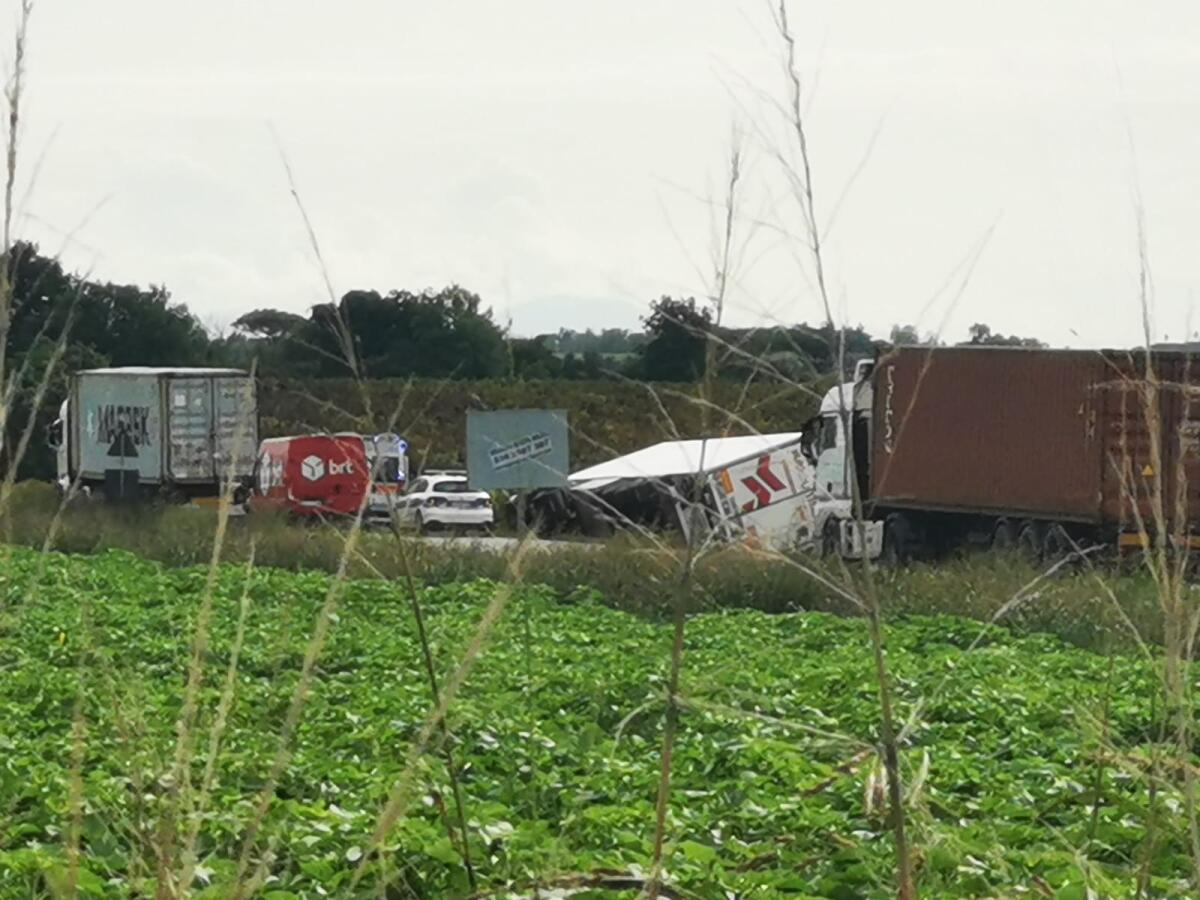 Furgone fuori strada sulla Campoleone-Cisterna, finisce su un fianco - 