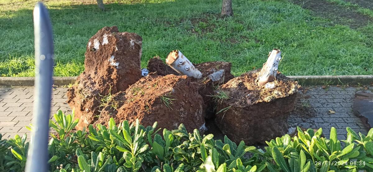 Aprilia, rimossi i giochi rotti del Parco Caduti di Cefalonia - 