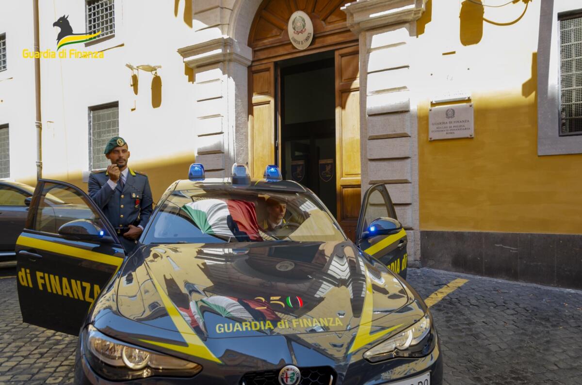 Frodi fiscali, riciclaggio e autoriciclaggio con i carburanti per il clan: la Guardia di Finanza di Roma indaga su 25 imprenditori - 
