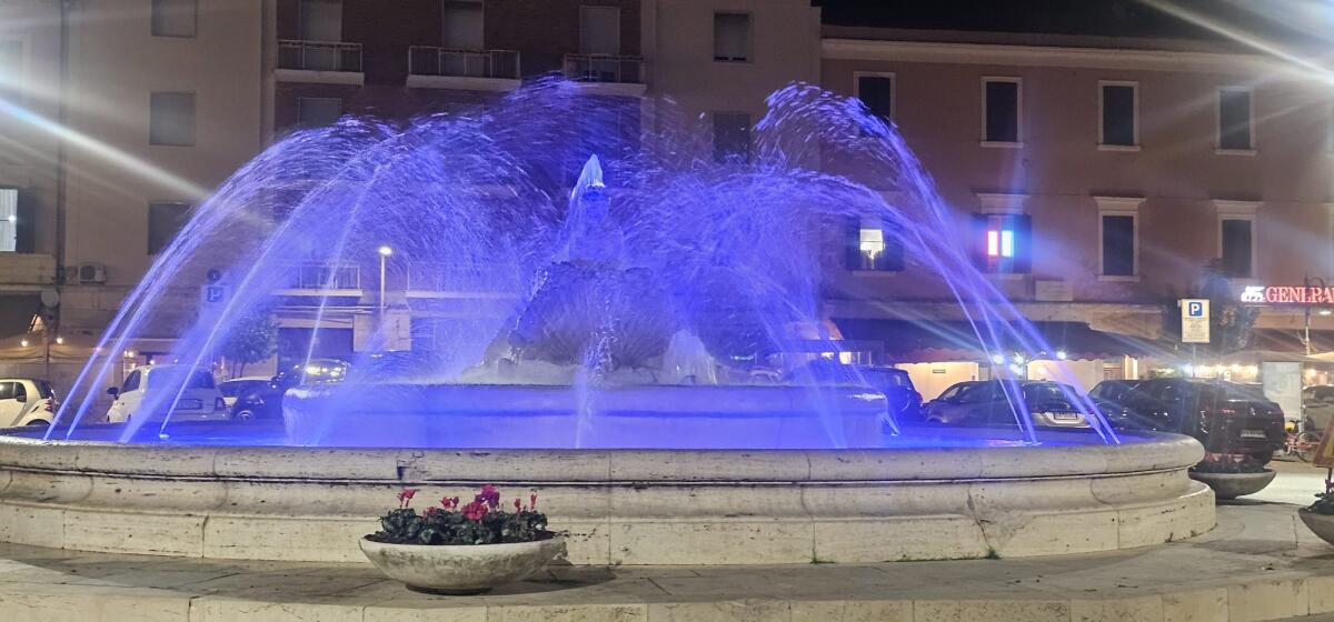 Tornata in funzione e illuminata la Fontana delle Conchiglie in Piazza della Repubblica, a Terracina. - 