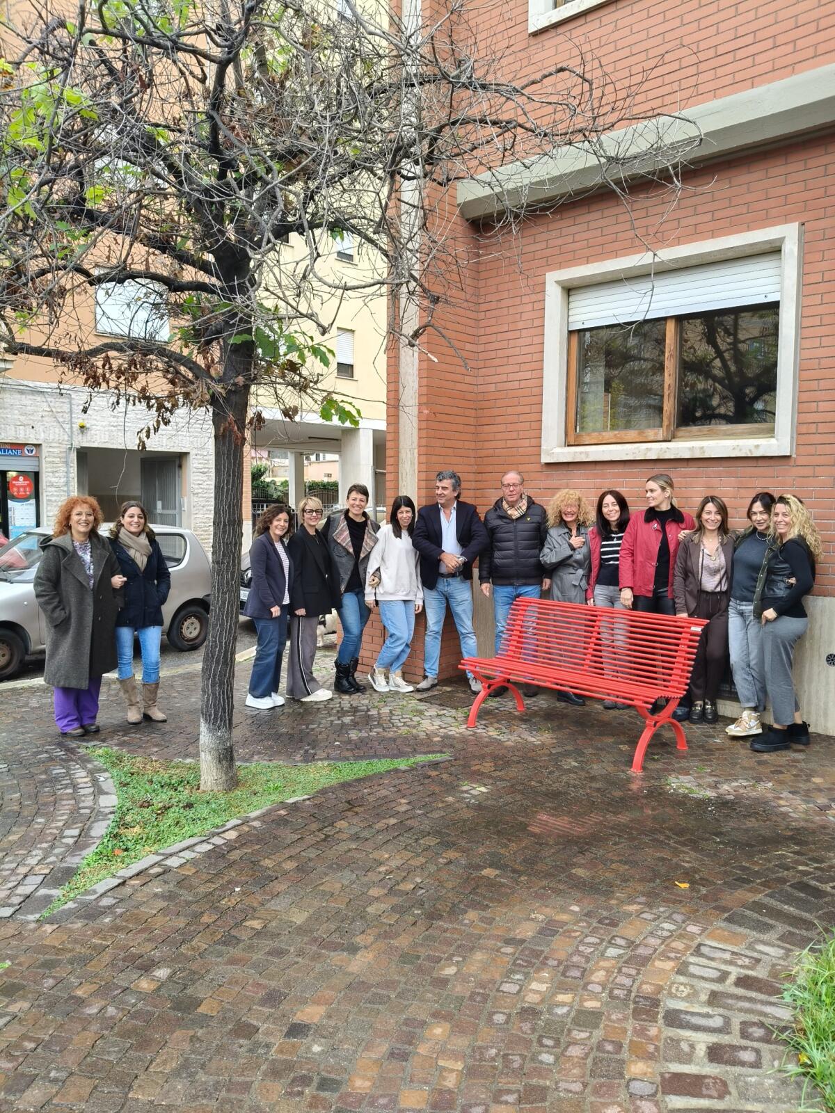 Una panchina rossa davanti la sede dell'Ater di Latina - 