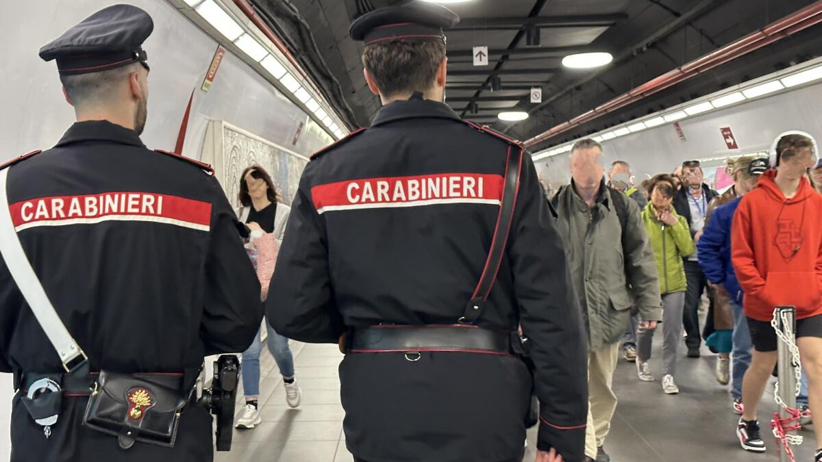 Due donne, domiciliate nel campo nomadi di Castel Romano, arrestate dai Carabinieri. Una è responsabile di rapine e borseggi nel milanese. - 