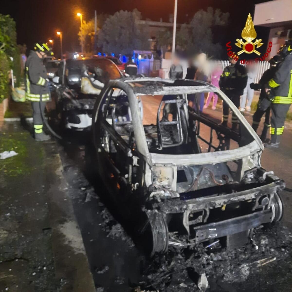 Tre auto in fiamme in piena notte a Sabaudia: le indagini dei Carabinieri e dei vigili del fuoco. - 