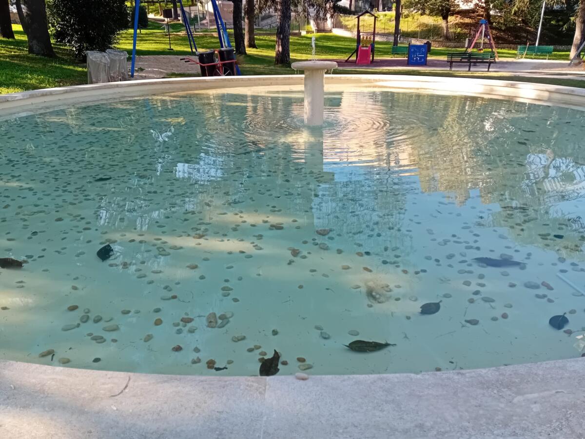 Vandalizzato il Parco della Rimembranza, a Sezze: a farne le spese la nuova area giochi. Disagi in città anche per la raccolta differenziata. - 
