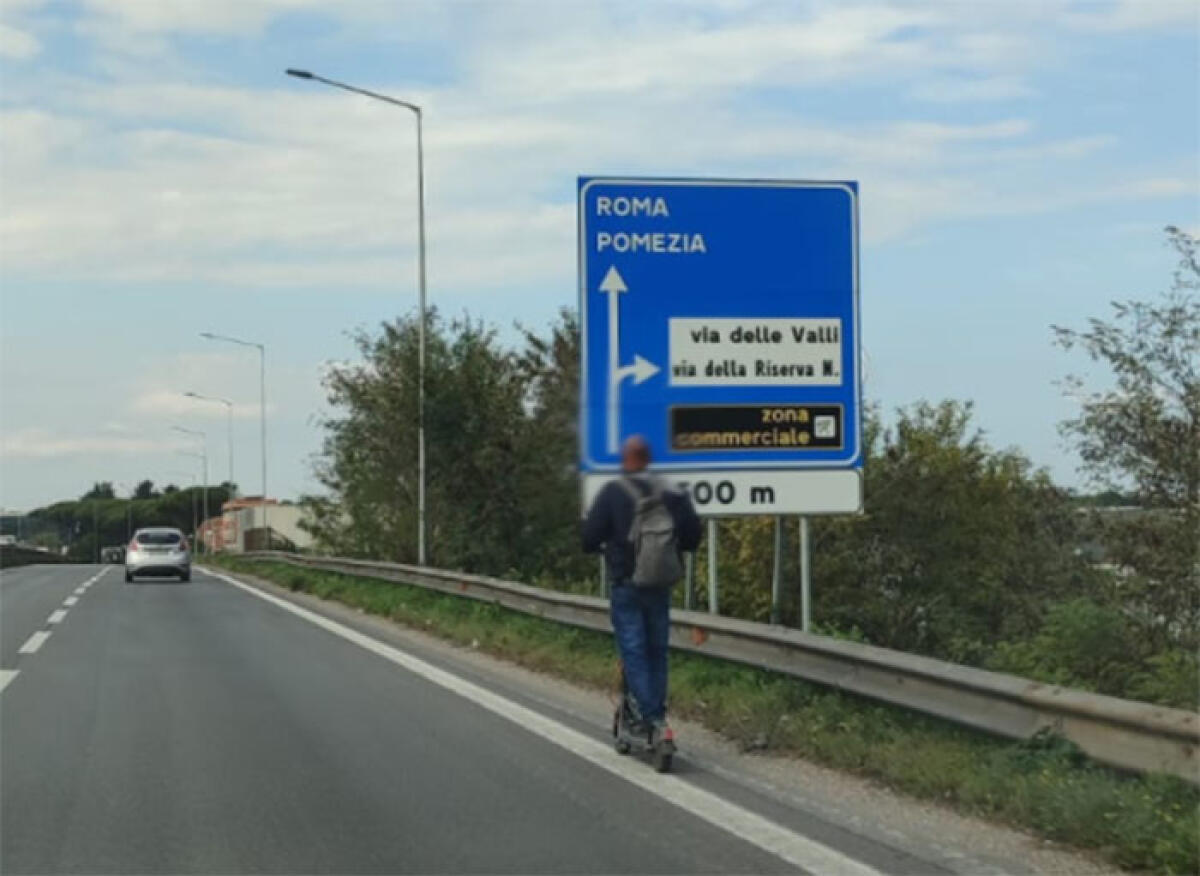 Imbocca la Pontina, ad Aprilia, a bordo di un monopattino, tagliando la strada alle auto. Attenzione! - 