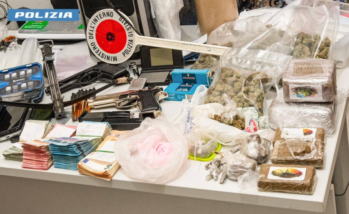 Due chili di droga in un appartamento sorvegliato dalle telecamere. La Questura di Latina esegue due arresti. - 