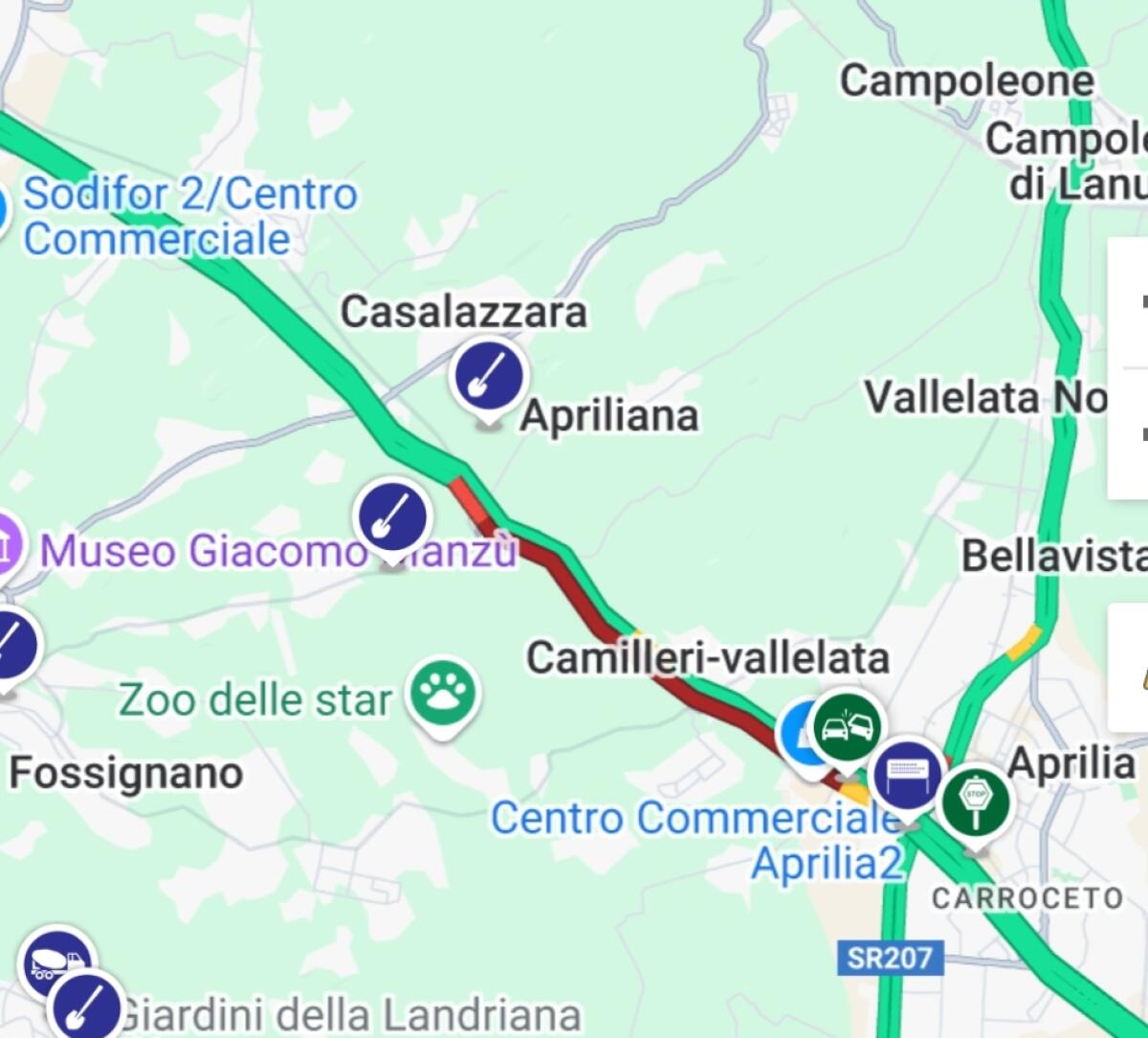 Scontro tra un'auto ed una moto sulla Pontina, ad Aprilia. Centauro in codice rosso. Lunghe code verso Latina. - 