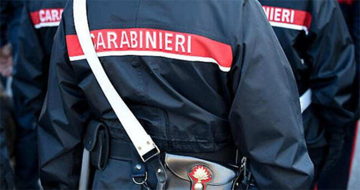 Catturato mentre si nascondeva in un armadio. 20enne maltrattava il padre e minacciava i passanti con un coltello. - 