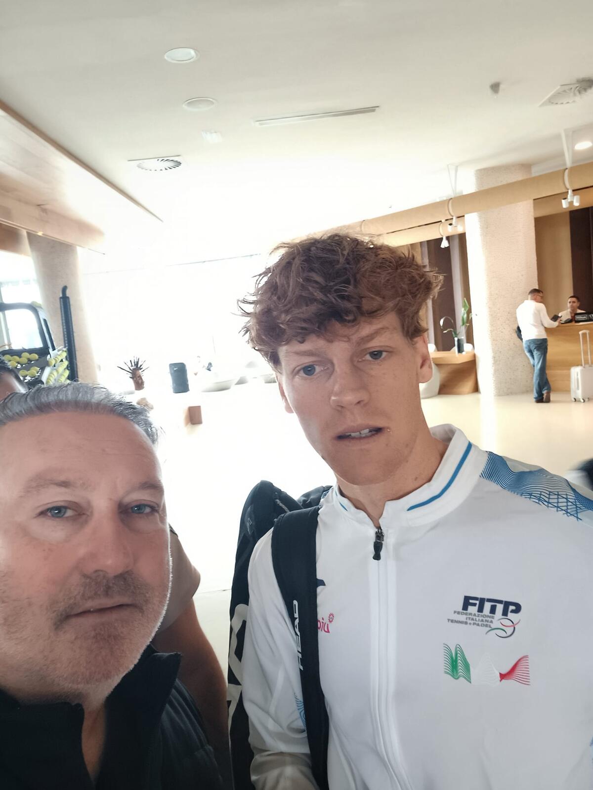 Pizzaiolo di Priverno a Malaga incontra Sinner sotto l'albergo, lo scatto - 