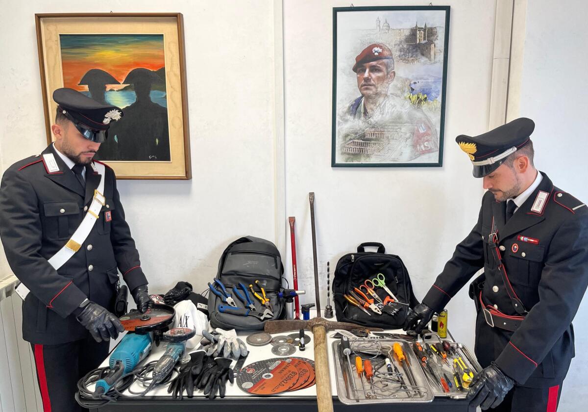 Scappavano da un'abitazione dopo un furto, arrestati dai carabinieri di Anzio - 