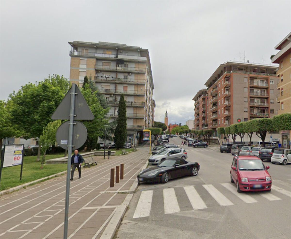 APRILIA - "Mi è caduto un auricolare nel suo balcone", donna  entra in casa e deruba 90enne - 