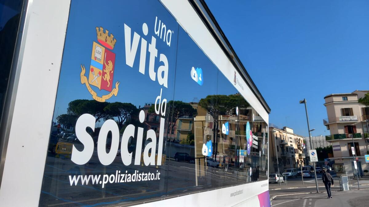 La Polizia in piazza a parlare di educazione alla legalità con gli studenti. A Formia l’evento “Una Vita da Social”. - 