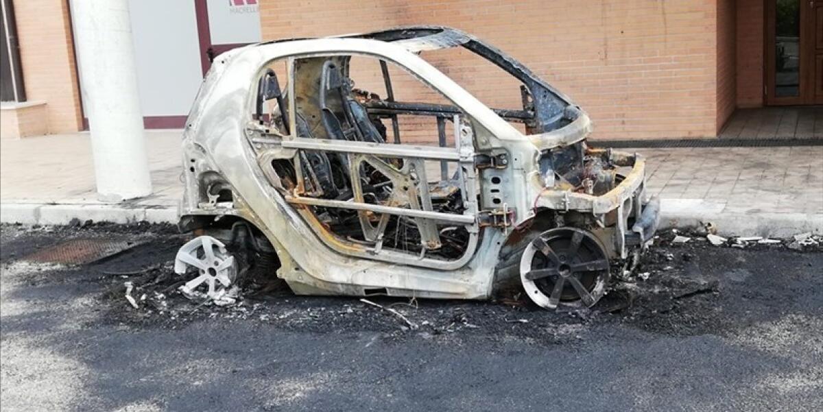 Aprilia - Smart a fuoco in via Londra - 