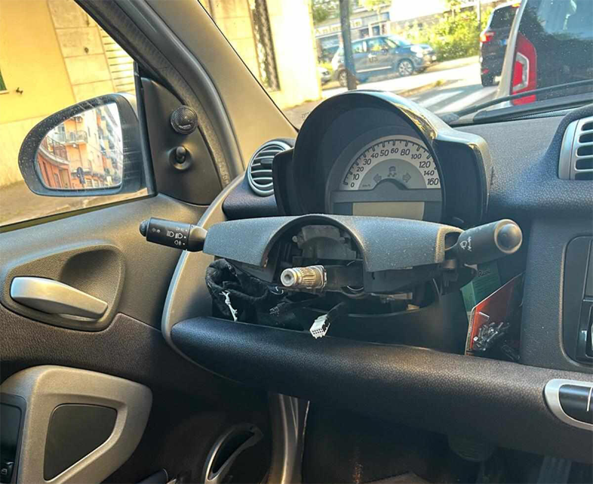 Auto nel mirino dei ladri in centro ad Aprilia. Al risveglio, il proprietario non trova più il volante. - 