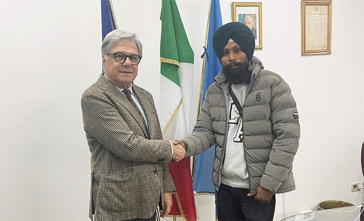 Il Sindaco di Cisterna saluta Amritpal, il fratello di Satnam Singh. A lui consegnati gli oltre 5mila euro raccolti dalla comunità. - 