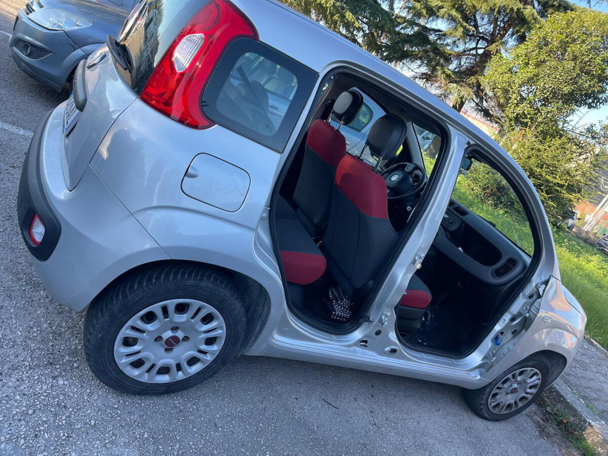 Fiat Panda "cannibalizzata" alla stazione di Campoleone - 