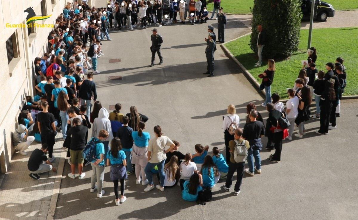 Forze Armate, la Guardia di Finanza di Latina apre le porte di Palazzo M agli studenti - 