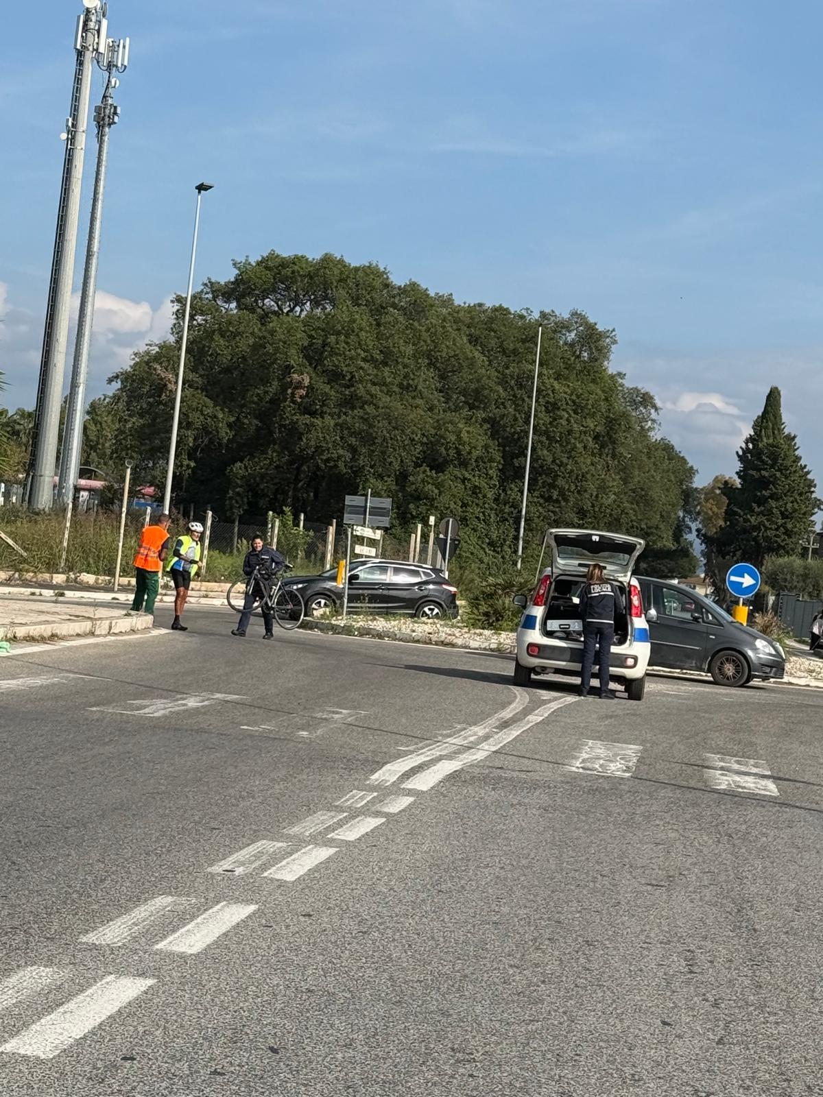 Incidente tra auto e bici a Casalazzara, sul posto la polizia locale - 