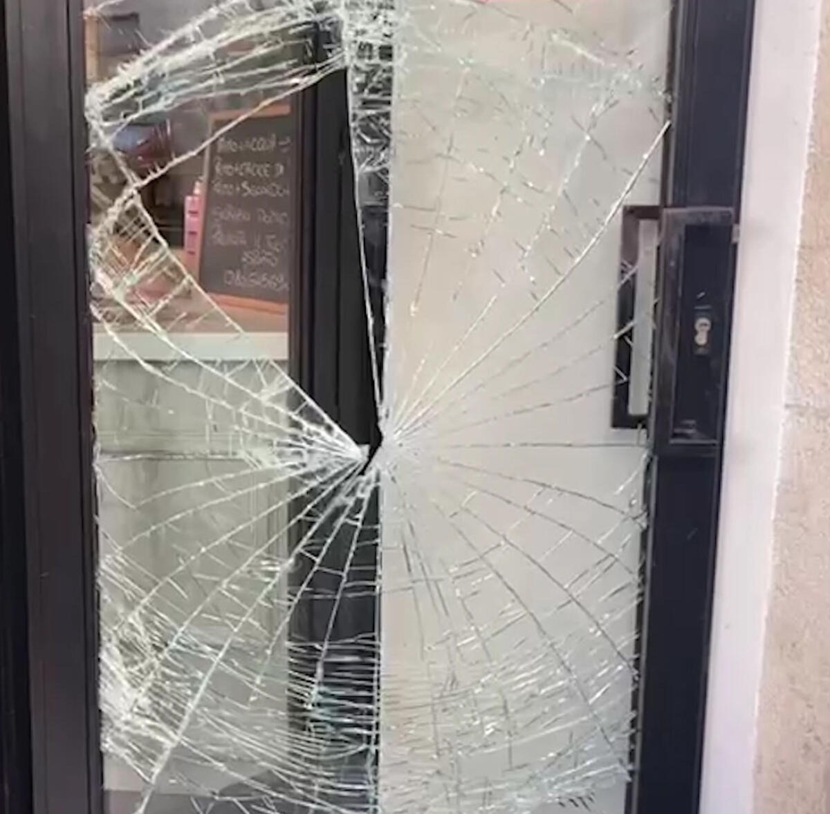 Aprilia - Ladri prendono di mira pizzeria: spaccano vetrata e rubano i soldi in cassa - 