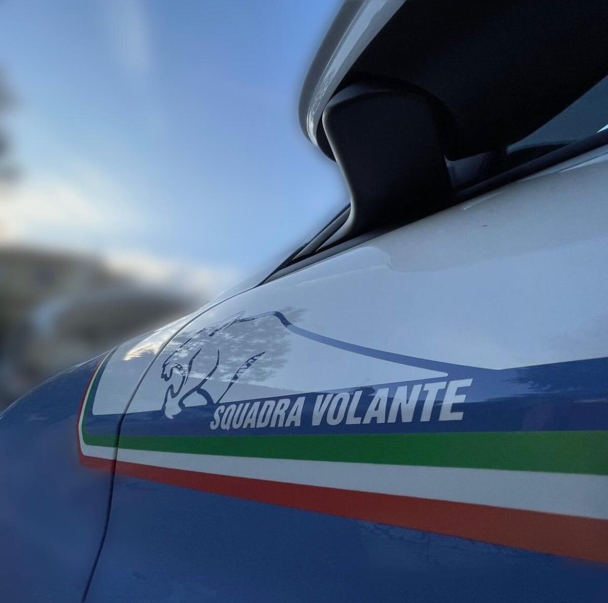 Narcotizza un’anziana col succo di mirtillo, la deruba del portafogli ed effettua numerosi prelievi con la sua carta di credito. - 