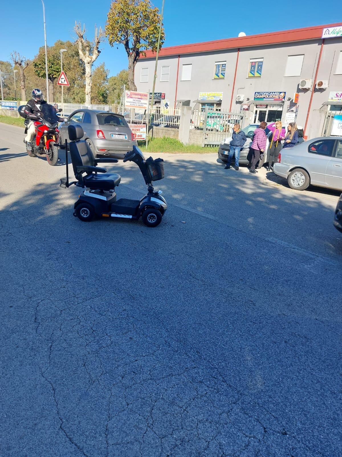 Donna in moto-carrozzina investita da un'auto a Campoleone - 