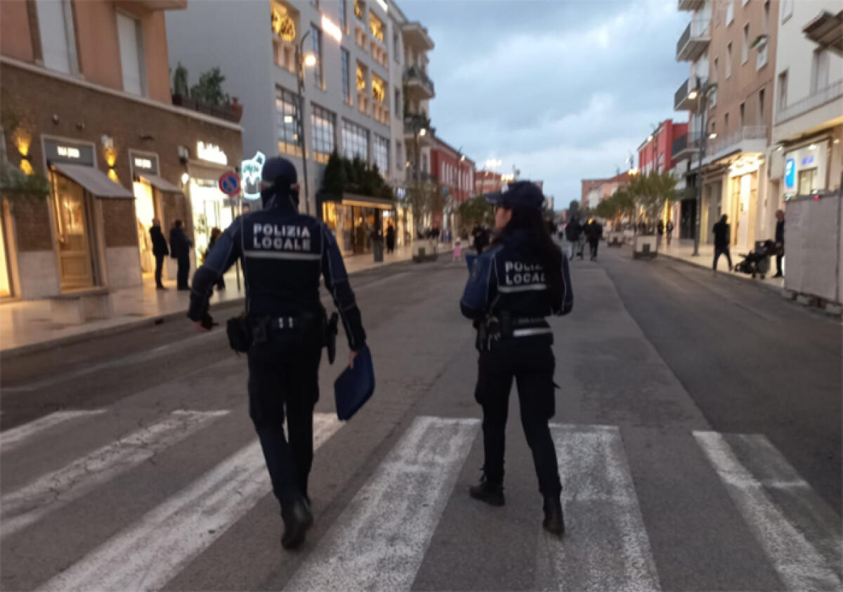 Pattuglie della Polizia Locale di Latina a piedi e in auto per un servizio straordinario sul territorio. - 