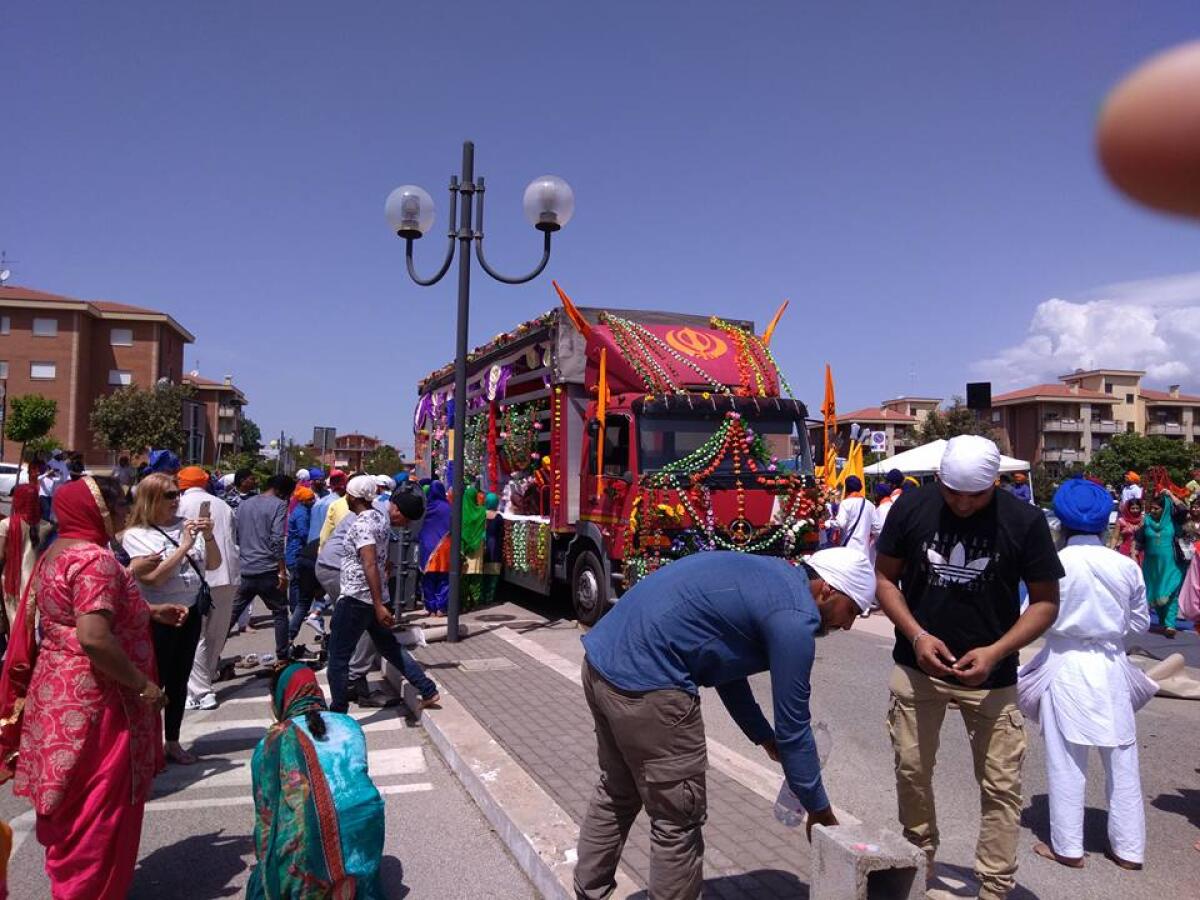 Ad Aprilia la comunità Sikh festeggia in corteo per le vie della città - 