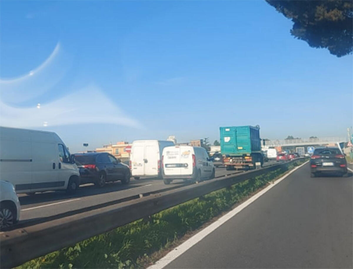 Tamponamento tra tre mezzi sulla Pontina, ad Aprilia. Tornato scorrevole il traffico verso Roma. - 