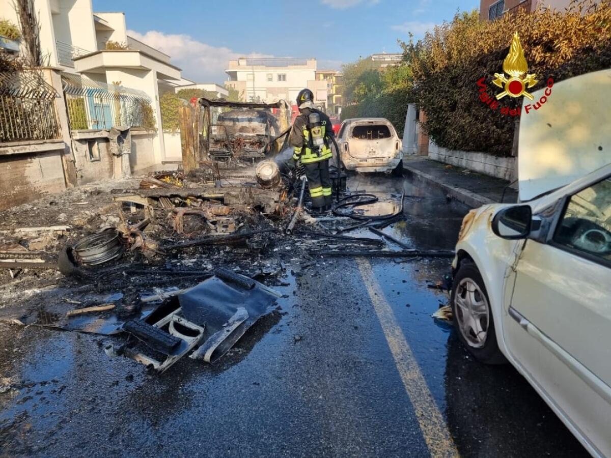 Camper in fiamme a Latina, danni anche a due auto - 