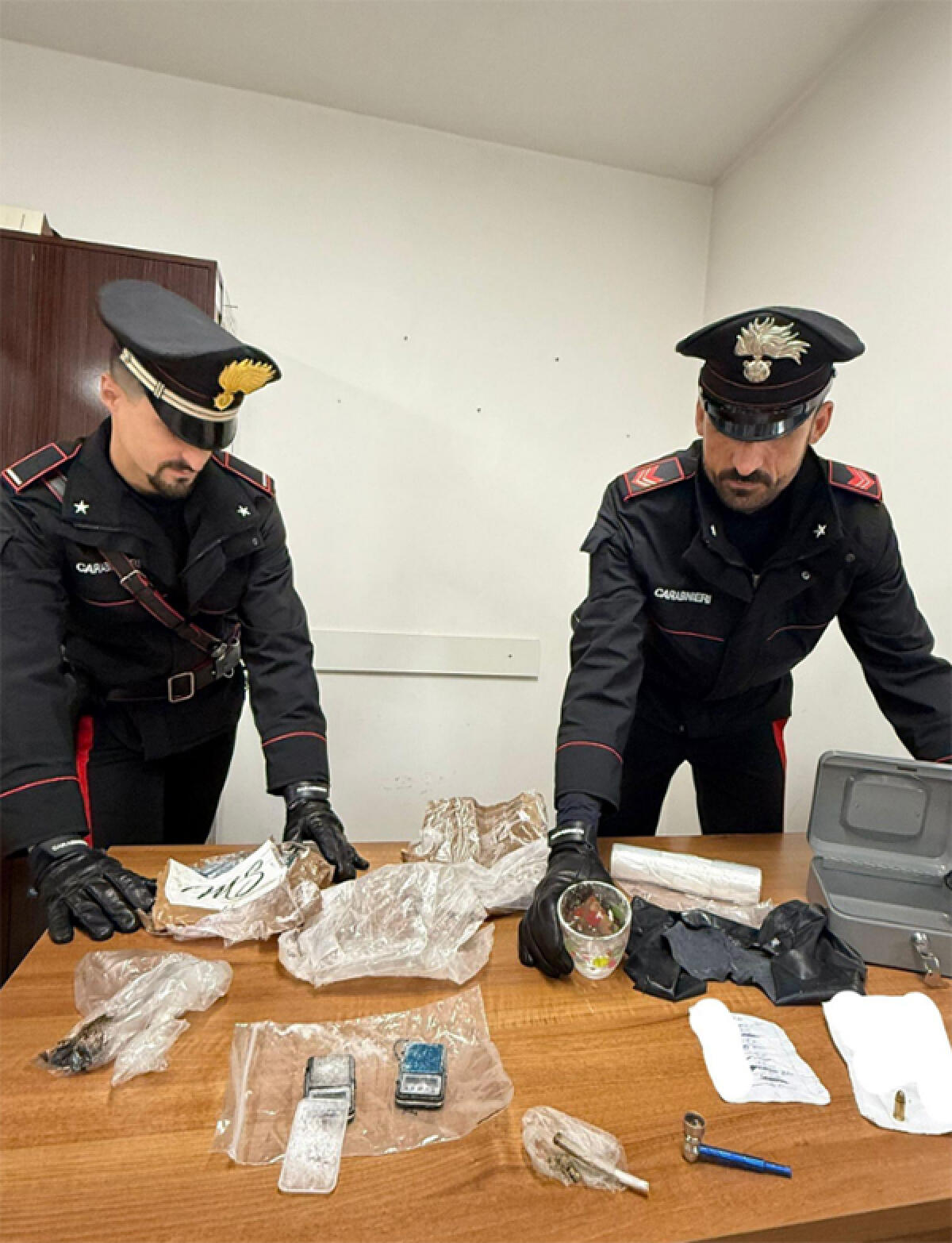 Riciclaggio di auto rubate e droga: due 44enne pontini denunciati dai Carabinieri. - 