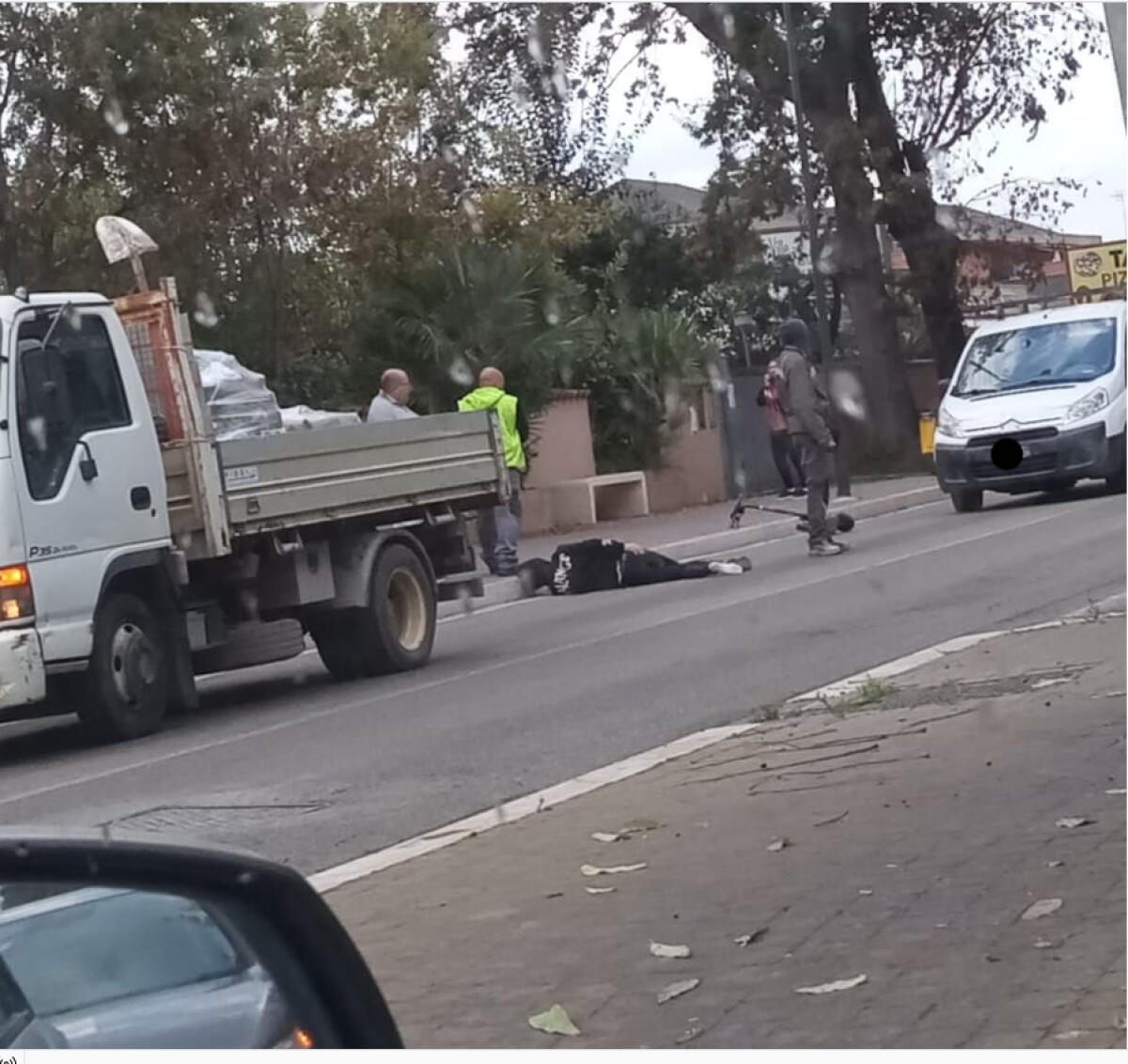 Incidente a Lavinio, camion urta monopattino - 