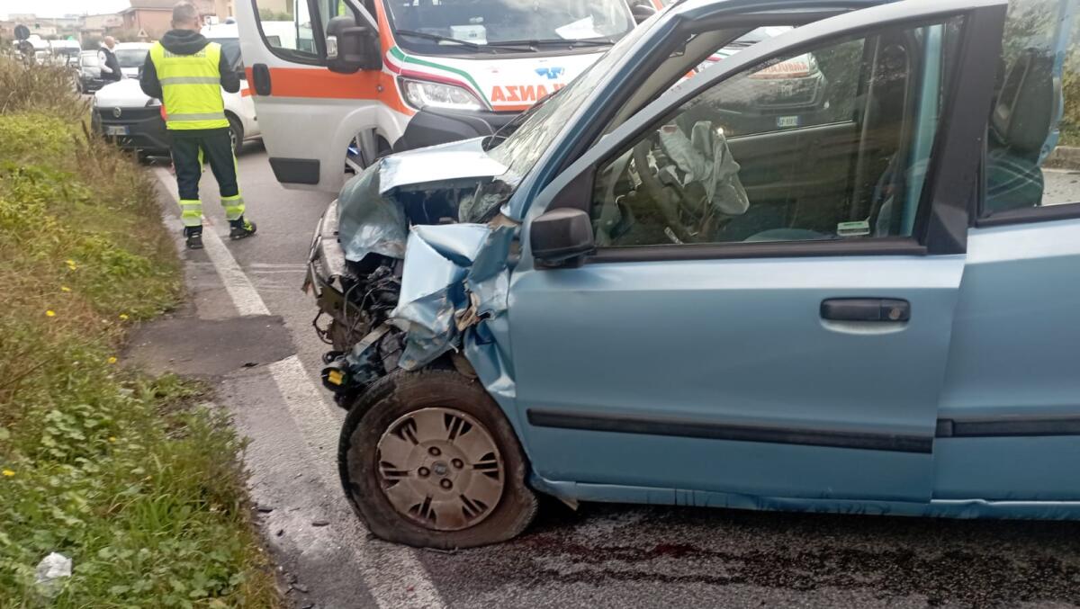 Frontale sulla Nettunense, a Campoleone. Forse un malore alla base dell'incidente. Polizia Locale al lavoro per ore e grossi disagi al traffico. - 