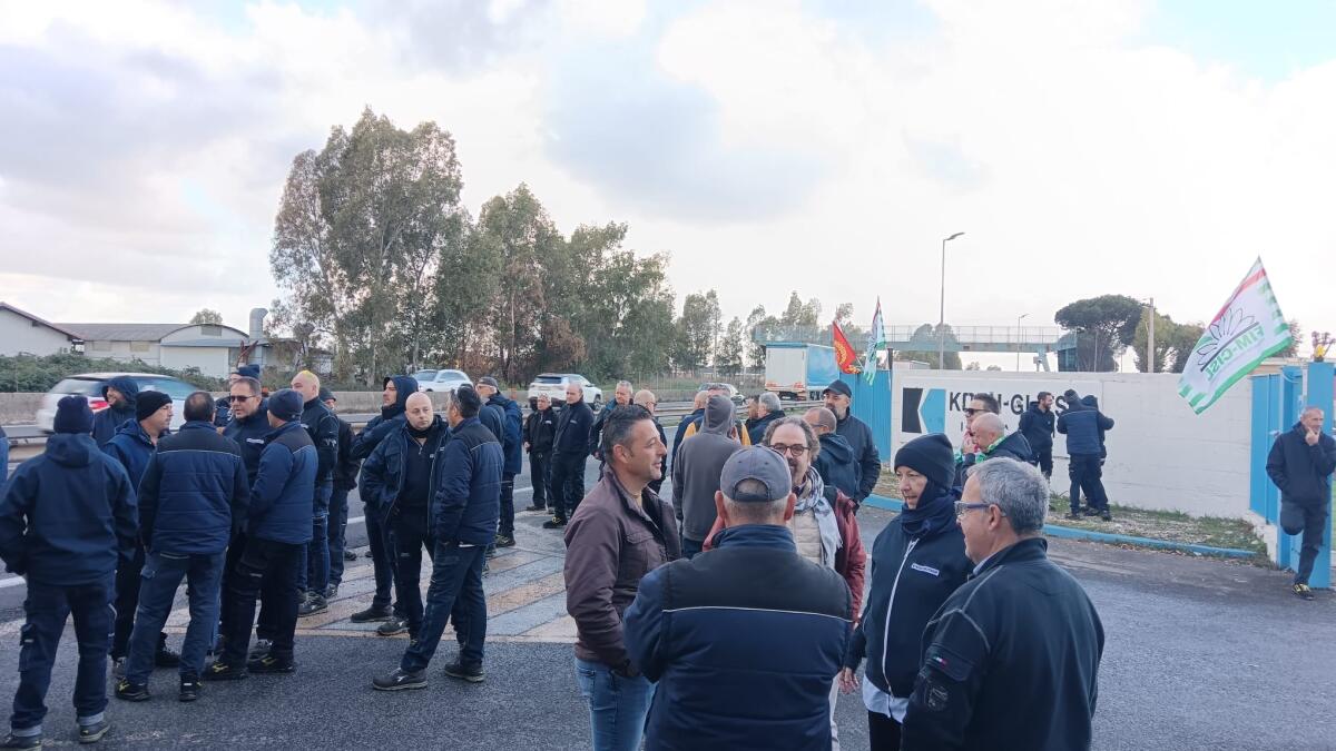 Tagli alla Koch Glitsch di Aprilia, lavoratori in sit-in di protesta - 