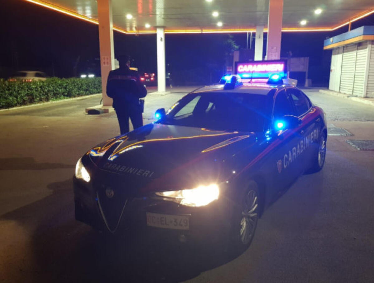 APRILIA - TENTA DI INVESTIRE 2 CARABINIERI,  UN TERZO RESTA FERITO: POI GLI SPARI E LA FUGA. SI CERCA UN UOMO - 