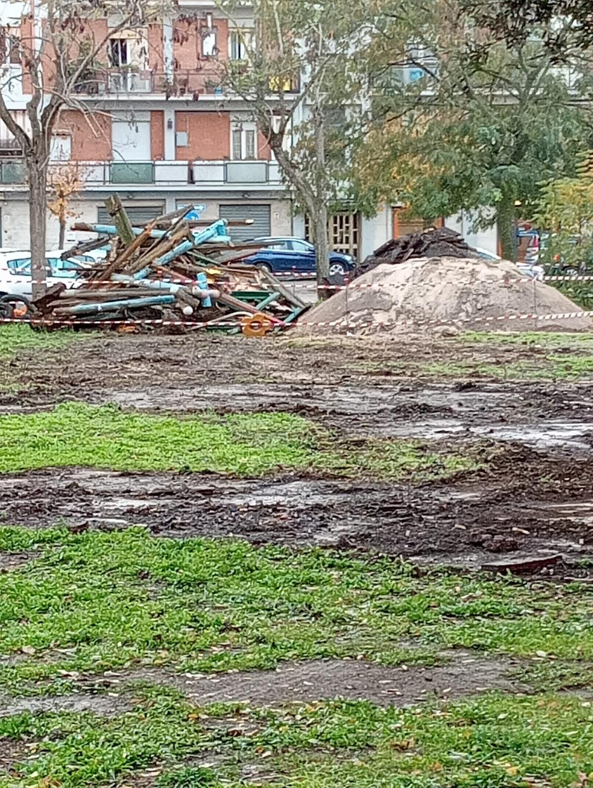 Giochi pericolosi e rotti al parco Manaresi, il  Comune di Aprilia li fa rimuovere - 