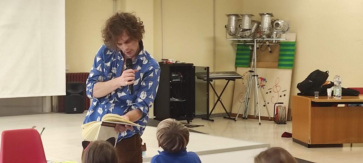 Il piccolo mostro verde e lo scrittore: mattina di meraviglia alla Goldoni di Latina con Matthew Gray Gubler - 