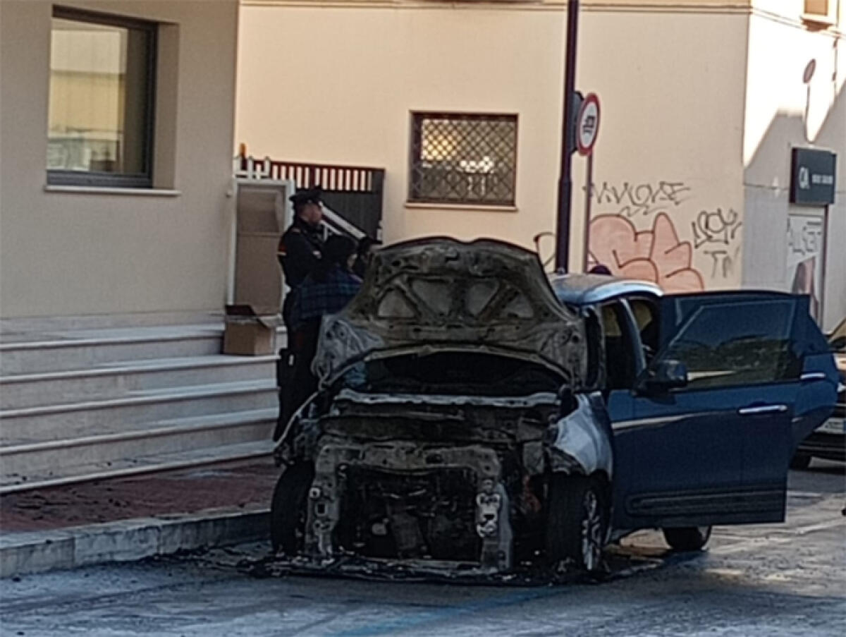 Auto in fiamme in pieno giorno nel centro di Aprilia: distrutta una Fiat 500 parcheggiata in via Carboni. - 