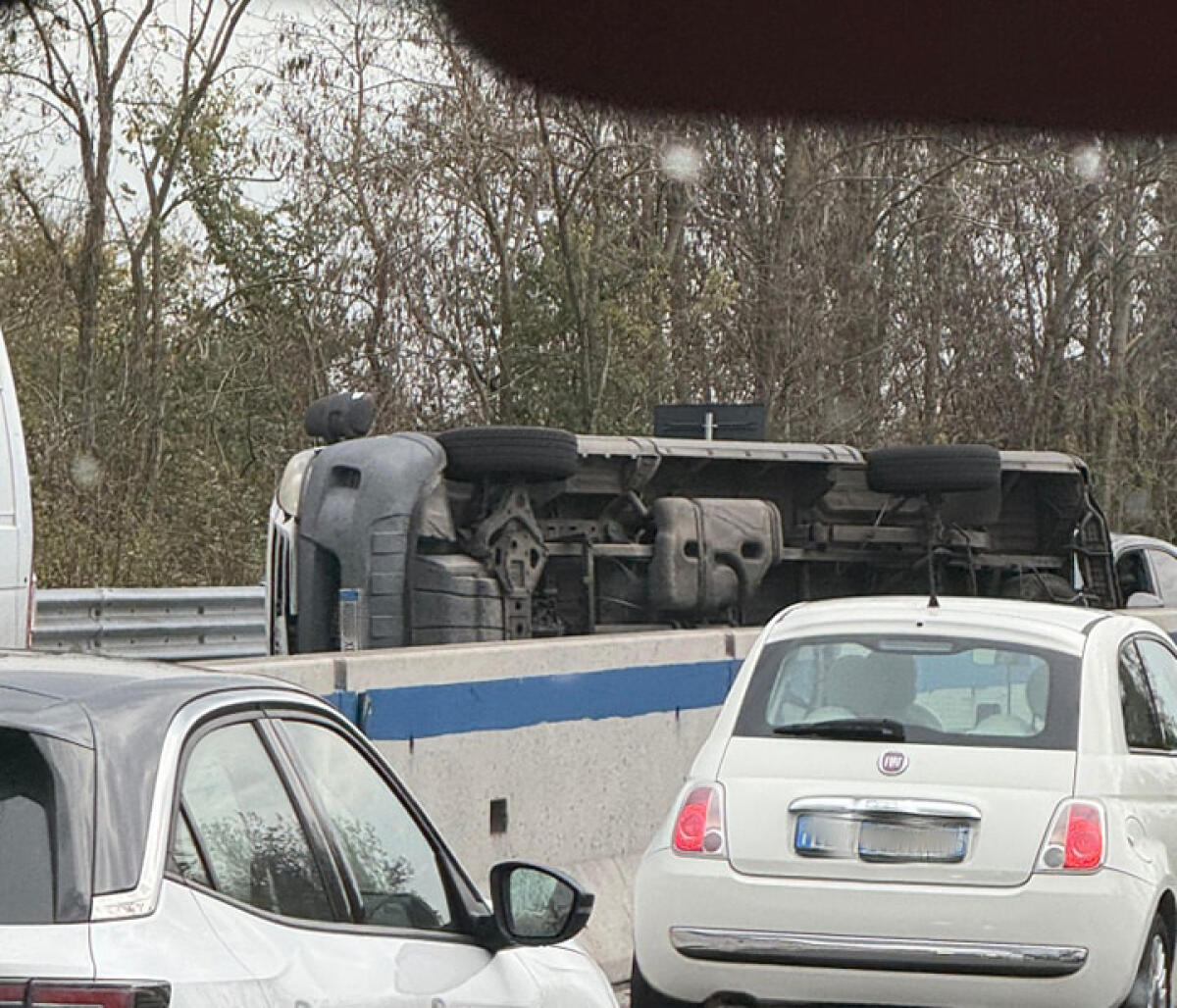 Pontina, incidente sul "curvone" verso Roma - 